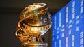 En esta foto de archivo, los trofeos de los Globos de Oro se colocan en el escenario antes del anuncio de las nominaciones de la edición 77 en el hotel Beverly Hilton en Beverly Hills el 9 de diciembre de 2019.