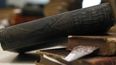 Fotografía de un ejemplar de la primera edición de El Origen de las Especies, el histórico libro del naturalista Charles Darwin publicado en 1859, que será puesto a subasta en México.