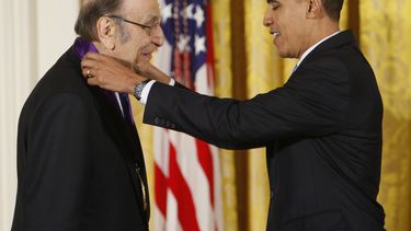 El grafista estadounidense Milton Glaser recibe la Medalla de las Artes de manos del presidente Barack Obama. 