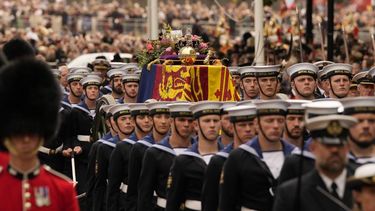 El féretro de la reina Isabel II es llevado tras su funeral en la Abadía de Westminster en el centro de Londres el lunes 19 de septiembre de 2022. La reina falleció a los 96 años el 8 de septiembre. Será enterrada en Windsor junto a su esposo el príncipe Felipe fallecido en 2021