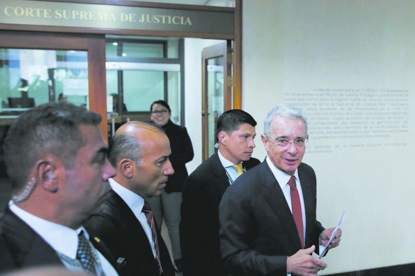 Álvaro Uribe llega a la Corte Suprema de Colombia, en Bogotá.