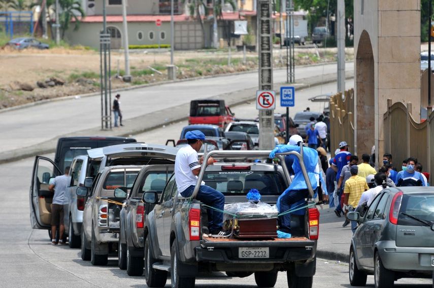 Veh&iacute;culos&nbsp;que transportan ata&uacute;des se alinean frente a un cementerio en Guayaquyil, Ecuador, el 6 de abril de 2020.