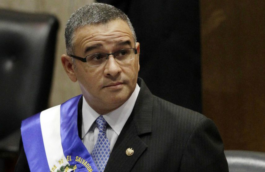 En esta fotografía de archivo del 1 de junio de 2012, el presidente de El Salvador, Mauricio Funes, está en la Asamblea Nacional antes de hablar para conmemorar el aniversario de su tercer año en el cargo en San Salvador, El Salvador. El gobierno salvadoreño anunció el jueves 17 de diciembre de 2020 que tiene nuevos cargos penales contra el expresidente.