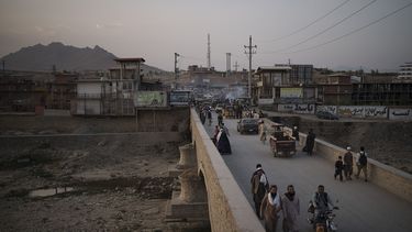 Afganos cruzan un puente sobre el río Kabul, en Kabul, Afganistán, el 28 de septiembre de 2021.&nbsp;