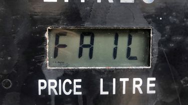 La pantalla de una bomba de gasolina en Beirut dice error luego que el nuevo incremento de precios del combustible en Líbano dejó la mayoría de los metros incapaces de reflejar el nuevo precio de cinco dígitos, el 22 de septiembre del 2021.&nbsp;