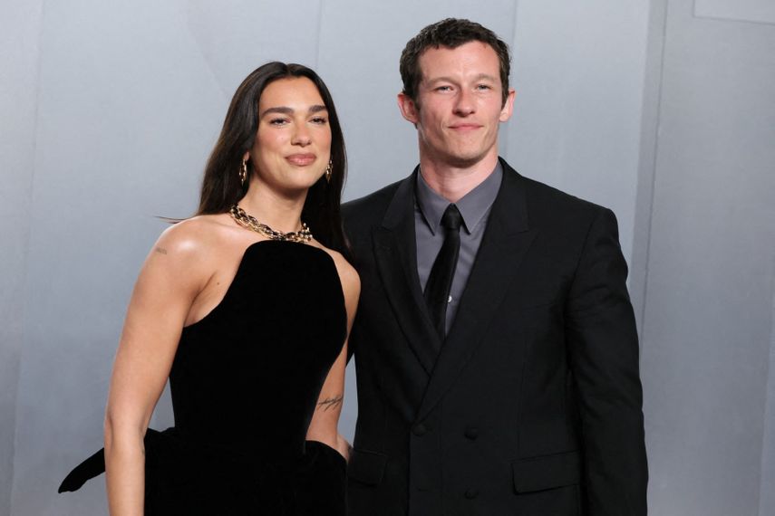 La cantante y compositora británica Dua Lipa y el actor británico Callum Turner asisten a la fiesta de los Oscar de Vanity Fair en el Museo de Arte del Condado de Los Ángeles (LACMA) en Los Ángeles el 15 de marzo de 2026.