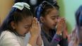 Gaby Meza Rodriguez, de 7 años, a la izquierda, reza con otros niños durante una sesión de la escuela dominical mientras sus padres asisten a un servicio religioso, el domingo 17 de diciembre de 2023 en Fort Morgan, Colorado. Los padres de Meza Rodriguez, que tienen cuatro hijos nacidos en Estados Unidos, incluida ella, están en un limbo legal mientras solicitan un permiso de residencia.