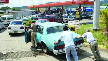 La escasez de combustible se sumó a las calamidades de los caraqueños.