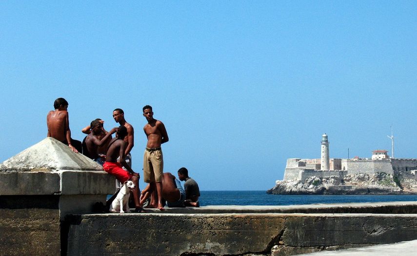 La insularidad tiene un peso muy grande en la vida de los cubanos, no solo el hecho de ser isleños, sino vivir en una isla donde viajar es obsesión por el sentimiento de encierro que se vive.&nbsp;