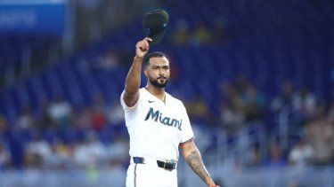 Sandy Alcántara #22 de los Miami Marlins saluda al público tras convertirse en el líder de la franquicia de los Marlins en entradas lanzadas durante la tercera entrada del partido contra los Los Angeles Angels en el loanDepot Park el 8 de agosto de 2026 en Miami, Florida.&nbsp;