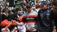 El piloto mexicano de Cadillac, Sergio Pérez (izq), y el piloto español de Williams, Carlos Sainz, llegan al desfile de conductores previo al Gran Premio de Japón de Fórmula 1 en el circuito de Suzuka. El piloto mexicano de Cadillac, Sergio Pérez (izq), y el piloto español de Williams, Carlos Sainz, llegan al desfile de conductores previo al Gran Premio de Japón de Fórmula 1 en el circuito de Suzuka.