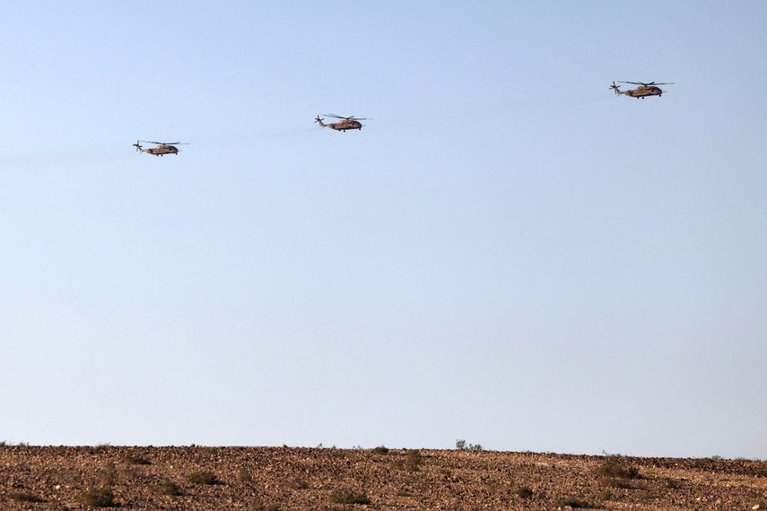 Helicópteros de transporte militar de carga pesada de la Fuerza Aérea israelí sobrevuelan el desierto del sur del Néguev el 14 de abril de 2024.