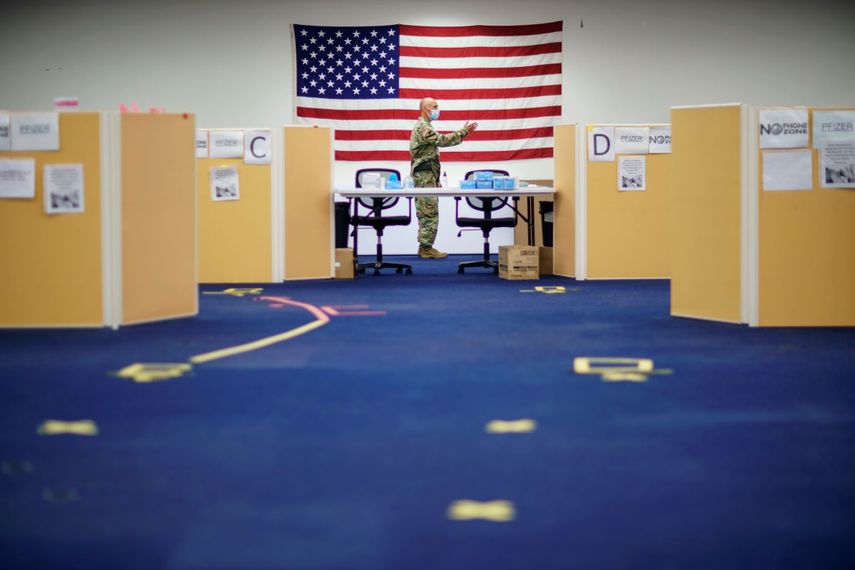 El sargento de primera clase Joseph Griego, de la Guardia Nacional de Rhode Island, trabaja en un sitio de vacunación contra el COVID-19 en la antigua sede del Citizens Bank en Cranston, Rhode Island.