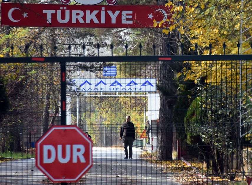La foto muestra a un hombre identificado por la prensa turca como ciudadano estadounidense deportado por Turqu&iacute;a y ahora atascado en la tierra de nadie entre Grecia y Turqu&iacute;a, cerca del cruce fronterizo Pazarkule, Edirne, Turqu&iacute;a, 11 de noviembre de 2019.&nbsp;