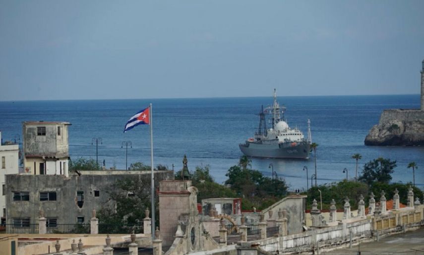 Otro ángulo del barco espía ruso que llegó a La Habana esta mañana. Por lo general, se reabastece y se va después de unos días.