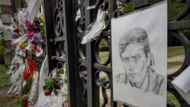 Esta fotografía muestra un retrato del difunto actor francés Alain Delon frente a la entrada de la propiedad La Brulerie, en Douchy, centro de Francia, el 18 de agosto de 2024.