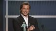 Brad Pitt recibe el Premio SAG al mejor actor de reparto por Once Upon a Time in Hollywood, el domingo 19 de enero del 2020 en Los Angeles. 