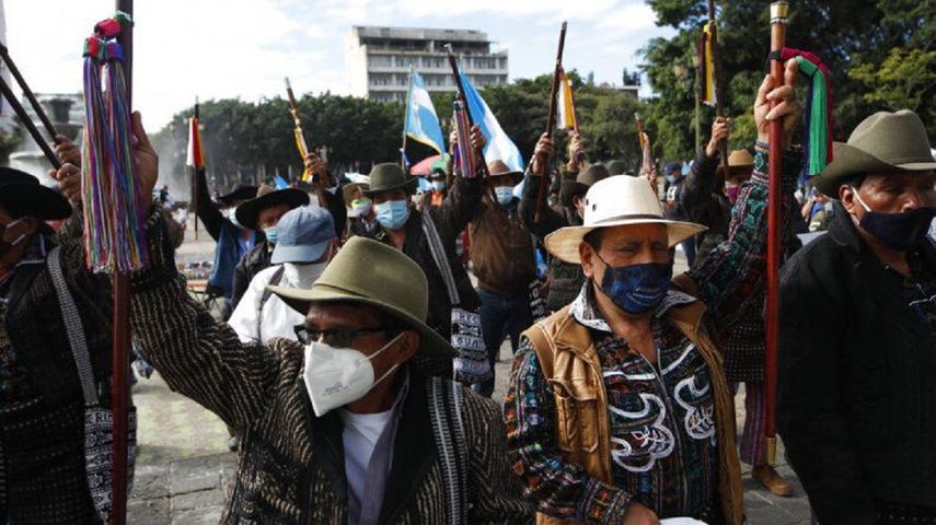 Indígenas se reúnen frente al Palacio Nacional para exigir la renuncia del presidente Alejandro Giammattei, en la ciudad de Guatemala, el martes 24 de noviembre de 2020.