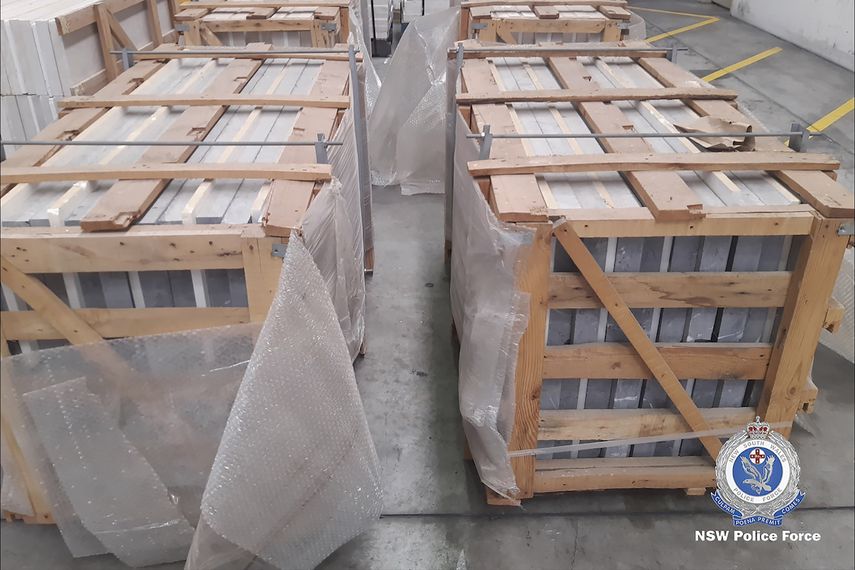 En esta imagen, distribuida el 26 de agosto de 2022 por la policía de Nueva Gales del Sur, se muestran baldosas de mármol en un almacén en Sydney, Australia. Las autoridades encontraron 1,8 toneladas métricas de metanfetamina ocultas en las baldosas de mármol enviadas desde Oriente Medio a Sydney, en lo que la policía describió como la mayor incautación de drogas en la historia de Australia.&nbsp;
