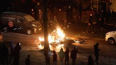 Policías bloquean una calle como parte de toque de queda nacional en Amsterdam, Holanda, el martes, 26 de enero del 2021
