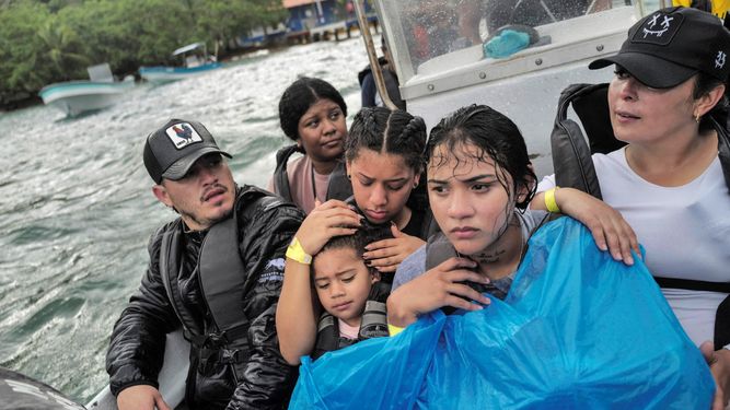 Asustados y empapados, migrantes venezolanos viven horrible travesía para regresar a su país