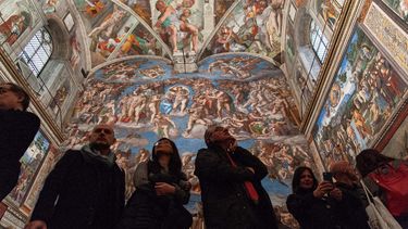 Espectadores observan el interior de la Capilla Sixtina en el Vaticano.&nbsp;