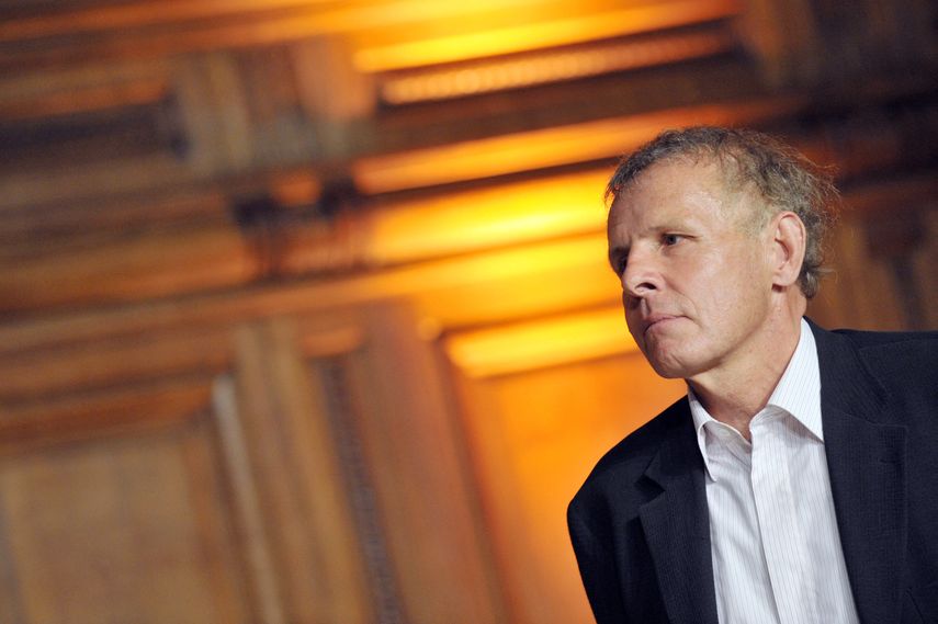 En esta foto de archivo tomada el 3 de julio de 2009, el periodista y expresentador de televisión francés Patrick Poivre dArvor (PPDA) llega para participar en una ceremonia de premiación en la Universidad La Sorbonne de París.&nbsp;