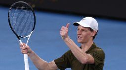 El italiano Jannik Sinner celebra tras vencer a su compatriota Luciano Darderi en un partido del Abierto de Australia en Melbourne, el 26 de enero de 2026.&nbsp;