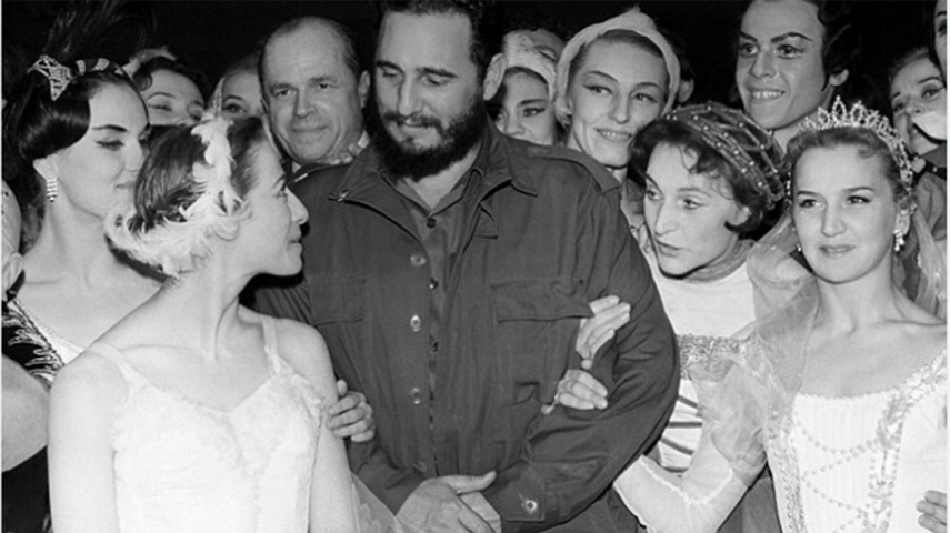Fidel Castro junto a un grupo de bailarinas mostrando su lado más seductores
