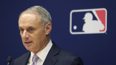 El comisionado de las Grandes Ligas Rob Manfred habla con reporteros durante una reunión el jueves 20 de junio de 2019.