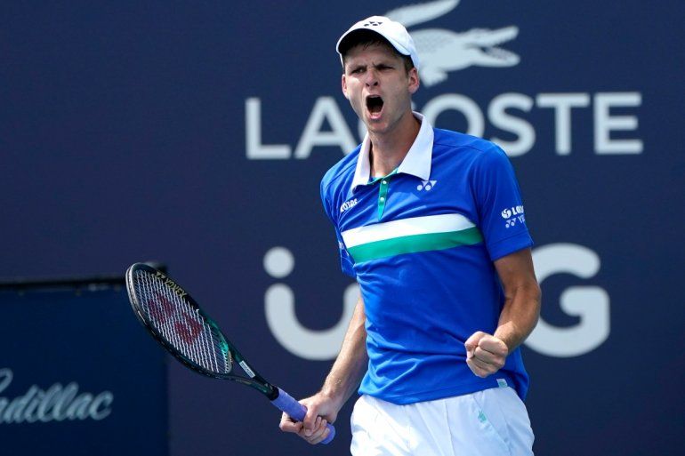 Polaco Hurkacz bate al favorito Tsitsipas en cuartos del Miami Open