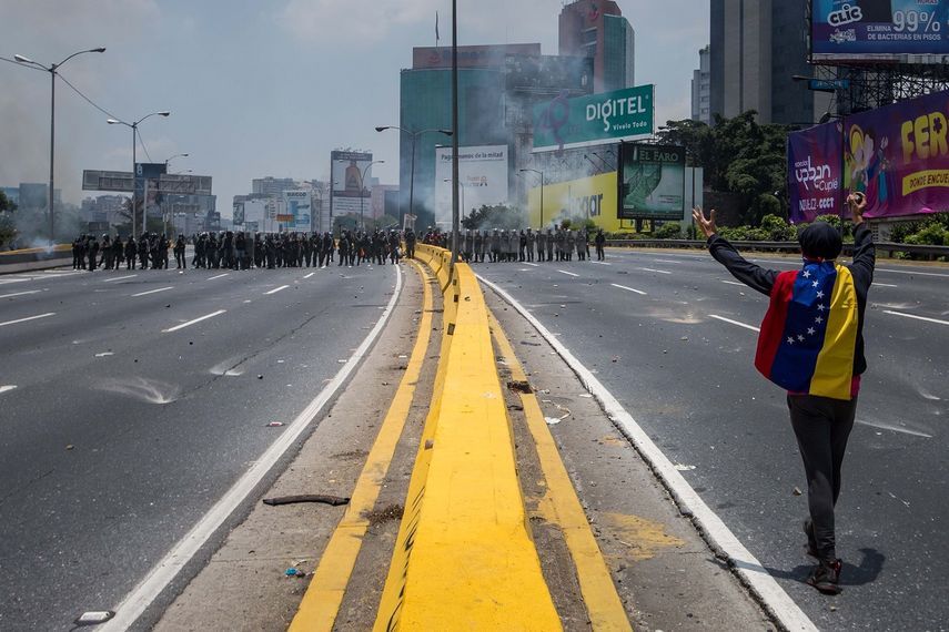 Un hombre camina hacia las fuerzas de seguridad durante una manifestación el pasado 10 de abril de 2017, en Caracas (Venezuela).&nbsp;