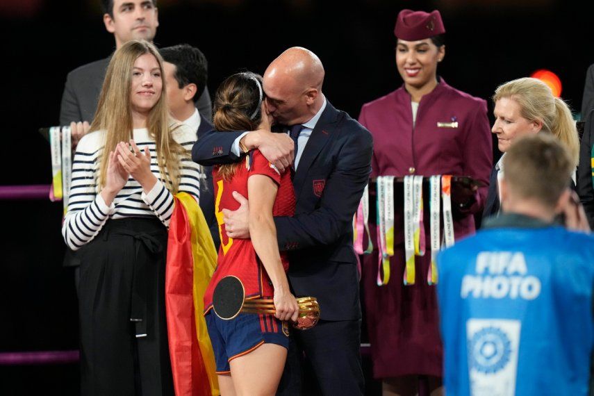 El presidente de la federación española de fútbol, Luis Rubiales (derecha), abraza a la volante Aitana Bonmatí en el podio tras la victoria de España ante Inglaterra en la final del Mundial femenino, el domingo 20 de agosto de 2023, en Sídney.