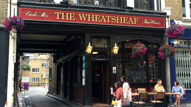 Frente de The Wheatsheaf, pub de Londres que frecuentara el escritor  George Orwell, en foto del 13 de julio del 2019.&nbsp;