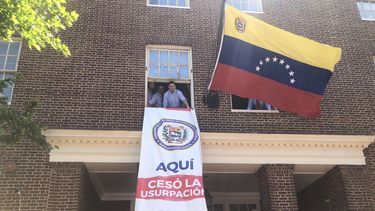 Embajador Carlos Vecchio celebra recuperación de la embajada de Venezuela en Washington.