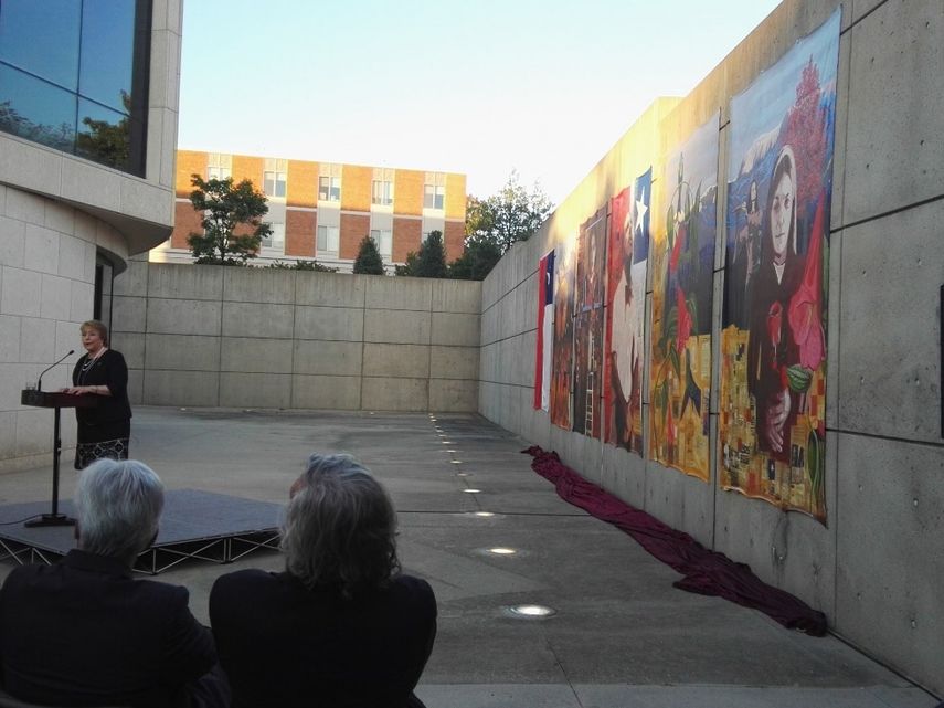 La presidenta Bachelet inaugura en Washington el mural Todas las manos por los 40 años del asesinato de Orlando Letelier