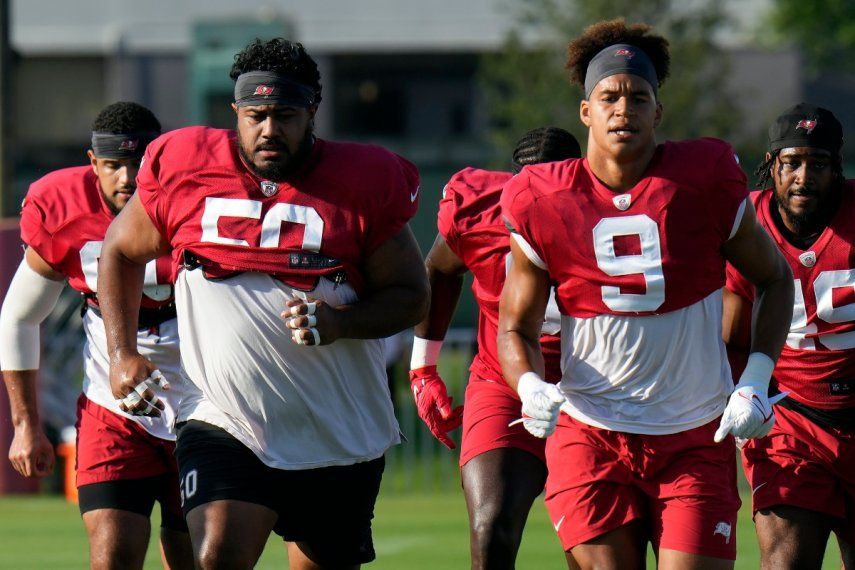 Jugadores de los Buccaneers de Tampa Bay corren durante un entrenamiento del equipo el 3 de agosto de 2023.