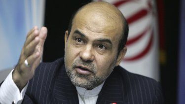 En esta imagen, distribuida el 14 de octubre de 2008 por la agencia noticiosa oficial iraní, IRNA, Ali Reza Akbari interviene durante la presentación del libro Movimiento Nacional Nuclear, en Teherán, Irán. Irán anunció el 14 de enero de 2023 la ejecución de Akbari.&nbsp;