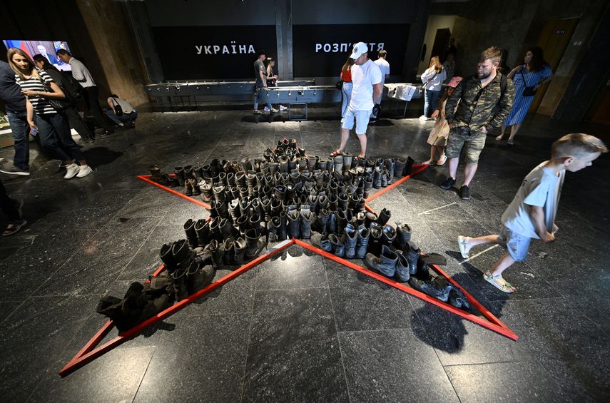 La gente visita la exposición acerca de la guerra en curso Ucrania - Crucifixión en el Museo Nacional de Historia de Ucrania en la Segunda Guerra Mundial, en Kyiv el 4 de junio de 2022.