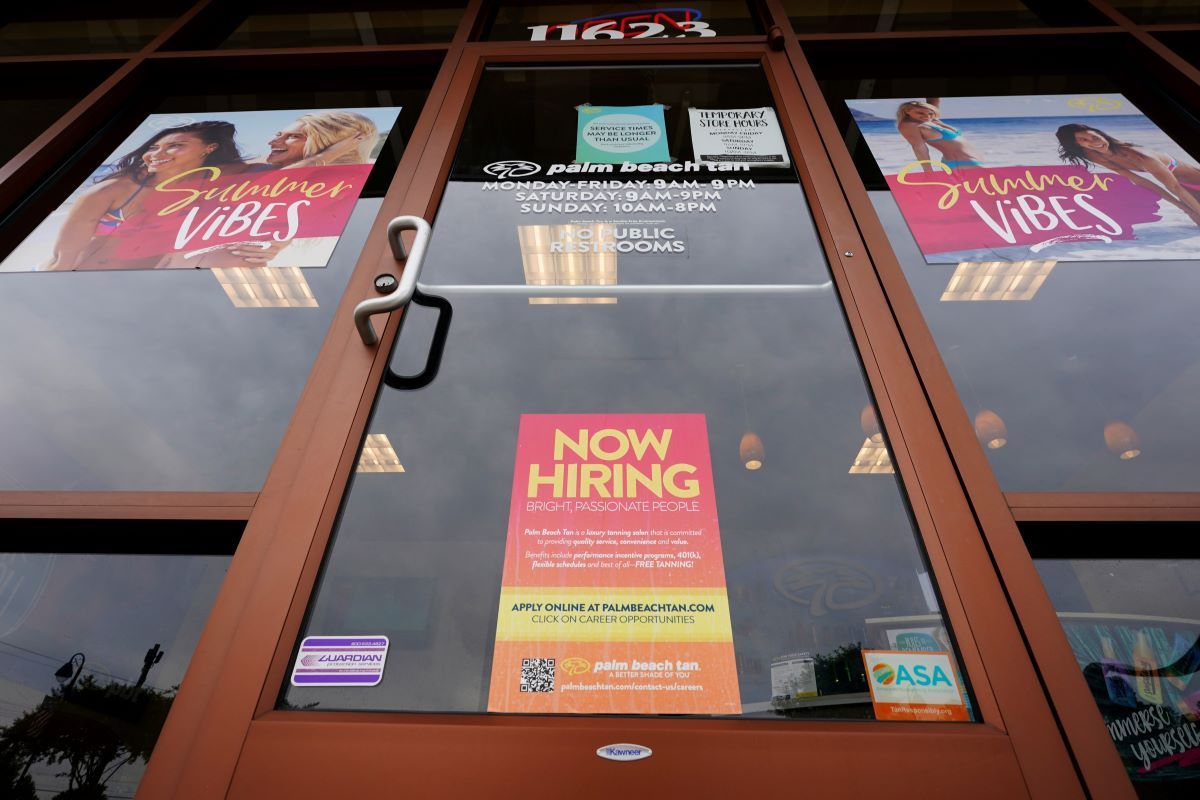 Un cartel de pedido de empleados en Richmond, Virginia, EEUU, 2 de junio de 2021. Un cartel de pedido de empleados en Richmond, Virginia, EEUU, 2 de junio de 2021.