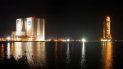 El cohete de NASA Space Launch System con la cápsula Orion se alza sobre la plataforma móvil en su traslado a la Plataforma de Lanzamiento 398 el viernes 4 de noviembre de 2022 en el Centro Espacial Kennedy en Florida. 