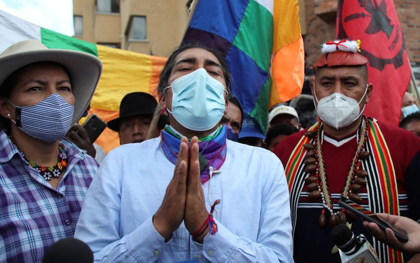 Yaku Pérez, candidato presidencial por el partido político Pachakutik, habla durante una conferencia de prensa frente al Centro de Procesamiento del Consejo Electoral, luego de una reunión con observadores de la OEA, en Quito, Ecuador, el martes 9 de febrero de 2021.&nbsp;