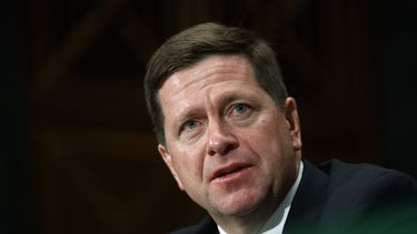 Jay Clayton, titular de la Comisión de Bolsa y Valores (SEC), testifica ante senadores en Washington.