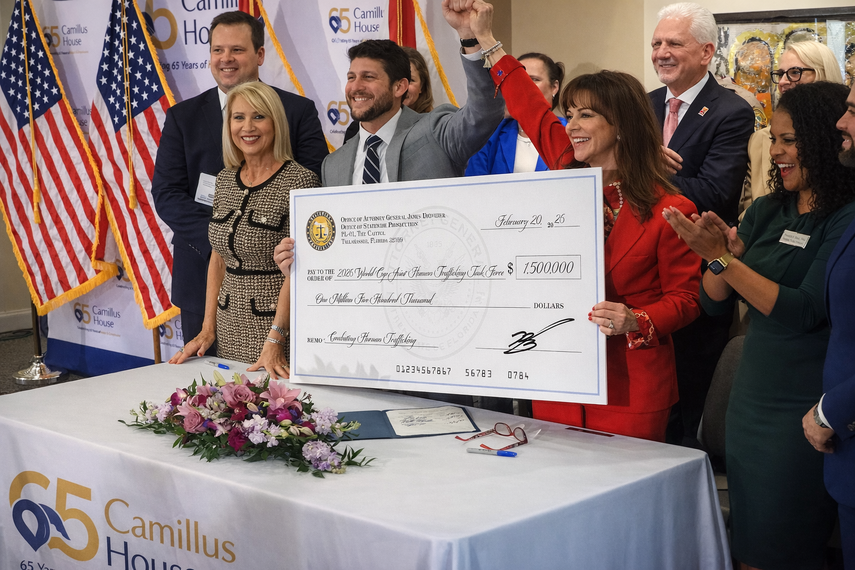 El fiscal general de Florida, James Uthmeier, entrega a la fiscal estatal de Miami-Dade, Katherine Fernandez Rundle, 1.5 millones para reforzar la lucha contra el tráfico humano. 