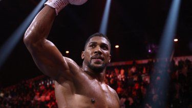 El británico Anthony Joshua celebra luego de conseguir la victoria por nocaut técnico en la cartelera del 23 de diciembre de 2023 en Arabia Saudí.