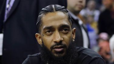 En esta foto del 19 de marzo de 2018, el rapero y activista Nipsey Hussle en un partido de la NBA entre los Golden State Warriors y los Milwaukee Bucks en Oakland, California.