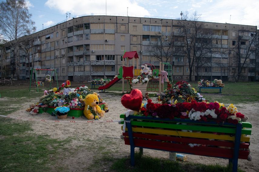 Colocan flores y juguetes en el parque de una zona residencial en Kryvyi Rig, ciudad natal del presidente ucraniano Volodímir Zelenski, donde un bombardeo ruso causó la muerte de 20 personas, entre ellos nueve niños