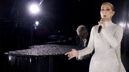 Una captura de un video difundido por Olympic Broadcasting Services muestra a la cantante canadiense Celine Dion actuando en la Torre Eiffel durante la ceremonia de apertura de los Juegos Olímpicos París 2024, el 26 de julio de 2024.