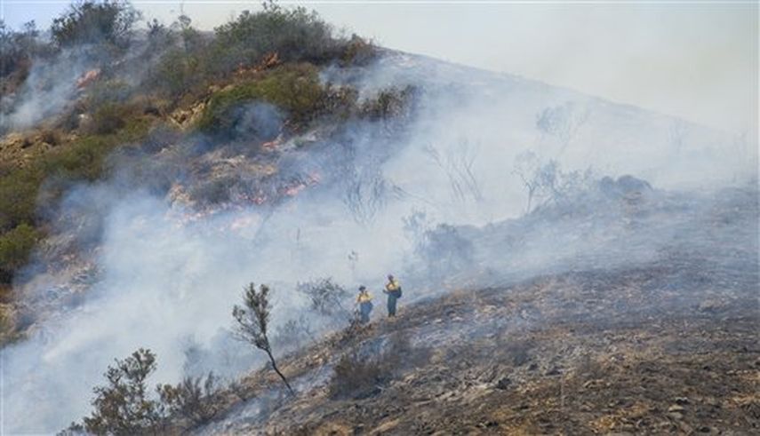El Departamento de Bosques dijo que las llamas dañaron o destruyeron 21 estructuras. Foto: AP