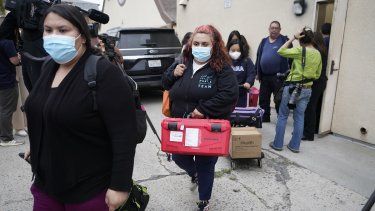 Funcionarios del servicio público de Operaciones de Emergencias del Condado Los Ángeles salen de la Iglesia católica croata de San Antonio, en Los Ángeles, tras evaluar a varios migrantes alojados en la ciudad el miércoles 14 de junio de 2023.&nbsp;